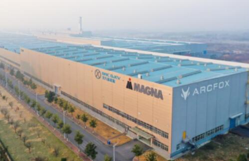 北汽極狐引領(lǐng)新潮 與麥格納聯(lián)合呈現(xiàn) 森林堡壘